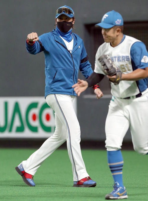 日本ハム対西武　一直に終わった杉谷にエアグータッチをする新庄監督（撮影・佐藤翔太）