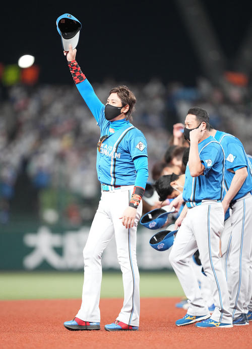 西武対日本ハム　今季最終戦を終え、声援に応える日本ハム新庄監督（左）（撮影・鈴木みどり）