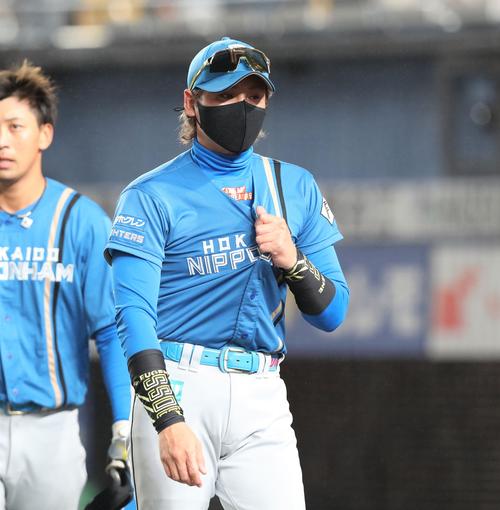 ロッテ対日本ハム　渋い表情で選手交代を告げる新庄監督（撮影・黒川智章）