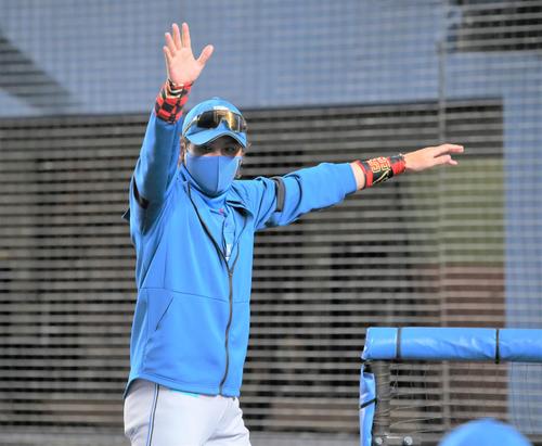 ロッテ対日本ハム　スタンドに手を振って引き揚げる新庄剛志監督（撮影・黒川智章）