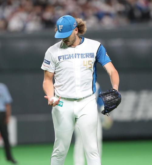 投ゴロを捕球後、腕でボールをはじいてから一塁に送球する日本ハム・ポンセ