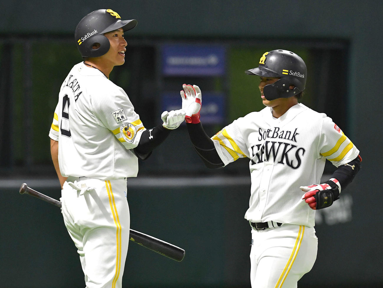 ソフトバンク対西武　5回裏ソフトバンク無死、柳田（左）は左中間へ先制本塁打を放った今宮を迎える（撮影・岩下翔太）