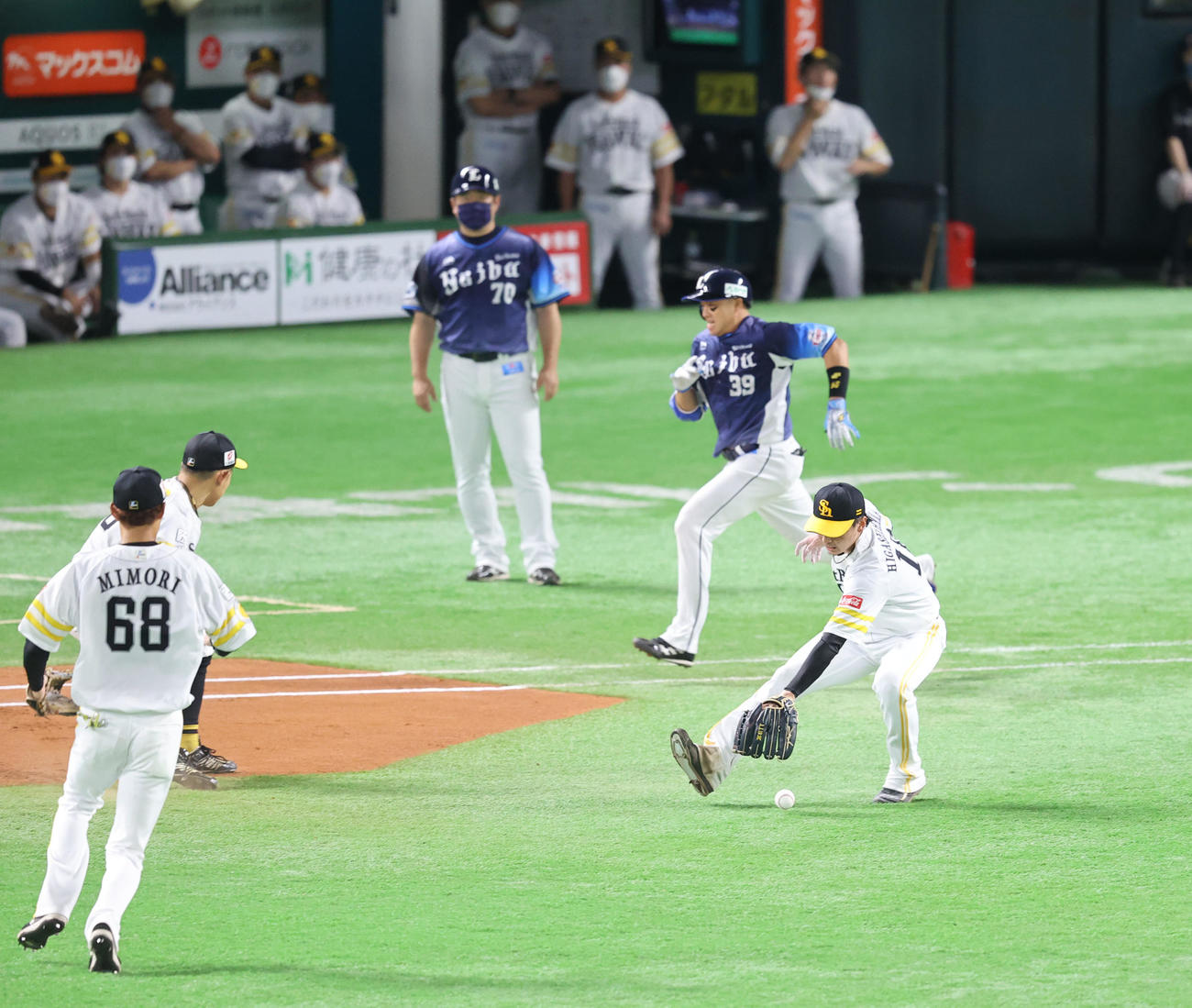 ソフトバンク対西武　6回表西武2死一、二塁、東浜巨は呉念庭の打球を追うがセーフとなり満塁となる（撮影・梅根麻紀）