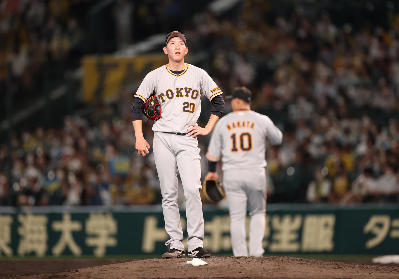 阪神対巨人　8回裏阪神1死二塁、近本に先制適時二塁打を打たれ、ぼうぜんとする戸郷（撮影・狩俣裕三）