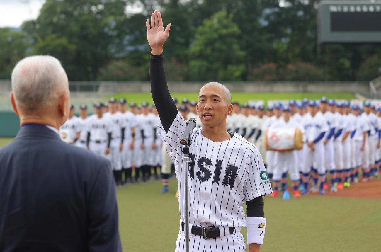 開会式で選手宣誓を行う亜大・田中幹主将（撮影・野上伸悟）