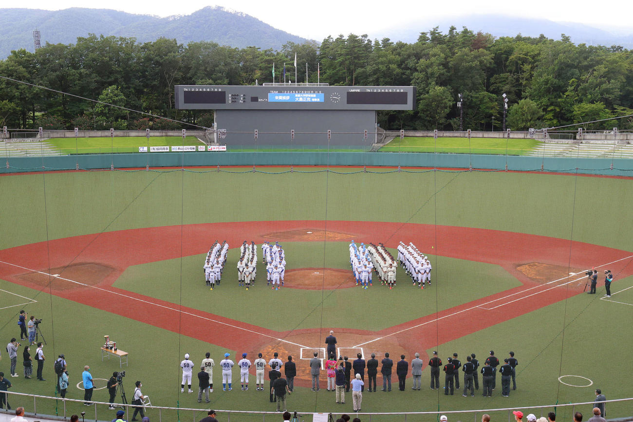 開会式で整列する各校選手たち（撮影・野上伸悟）