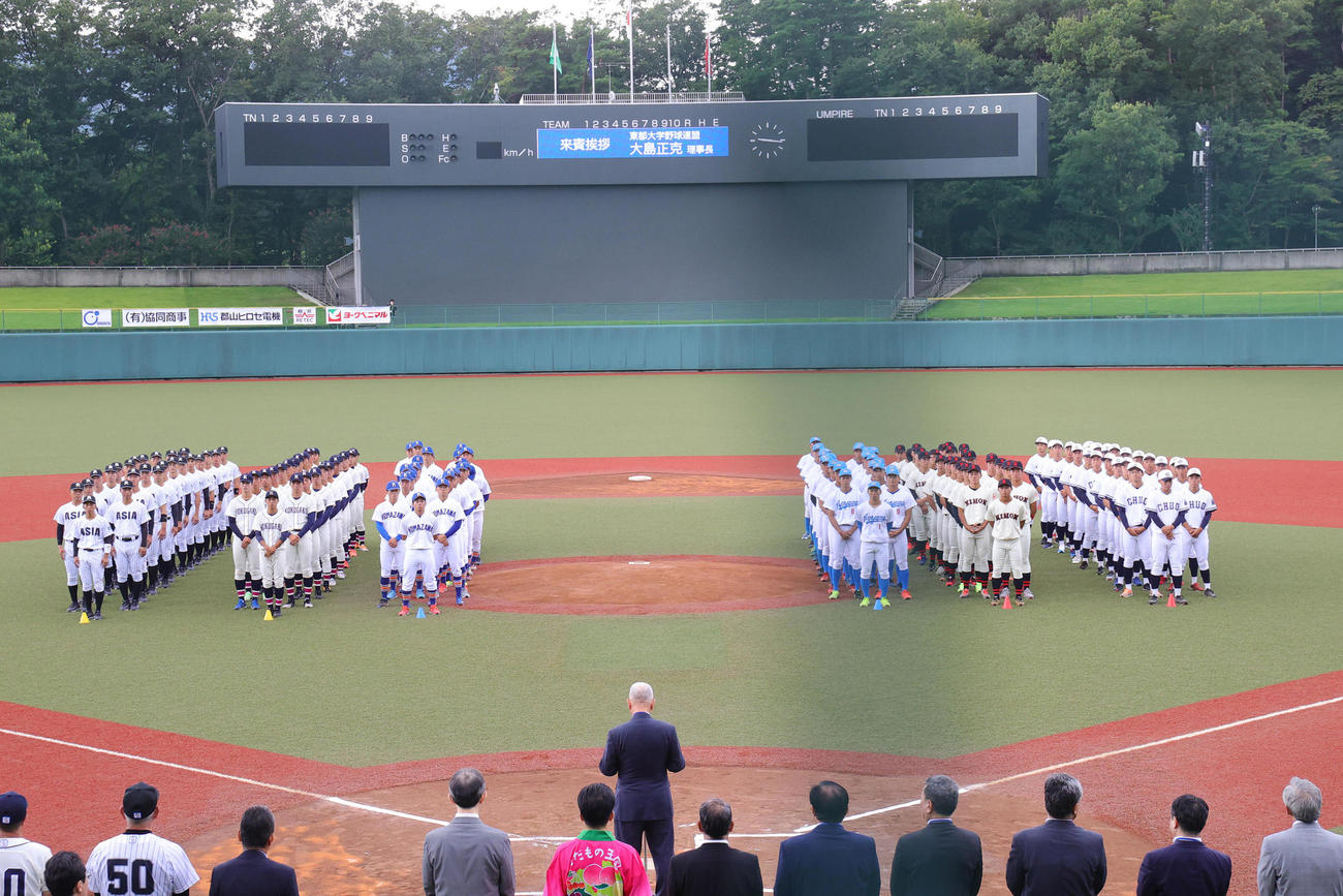 開会式で整列する各校選手たち（撮影・野上伸悟）