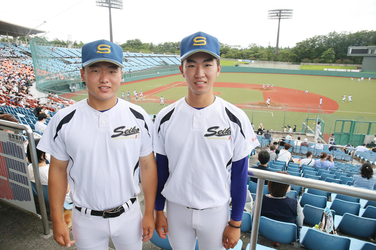 東都大学野球の福島開幕戦に補助員として参加した聖光学院のエース佐山（右）と小林聡（撮影・野上伸悟）