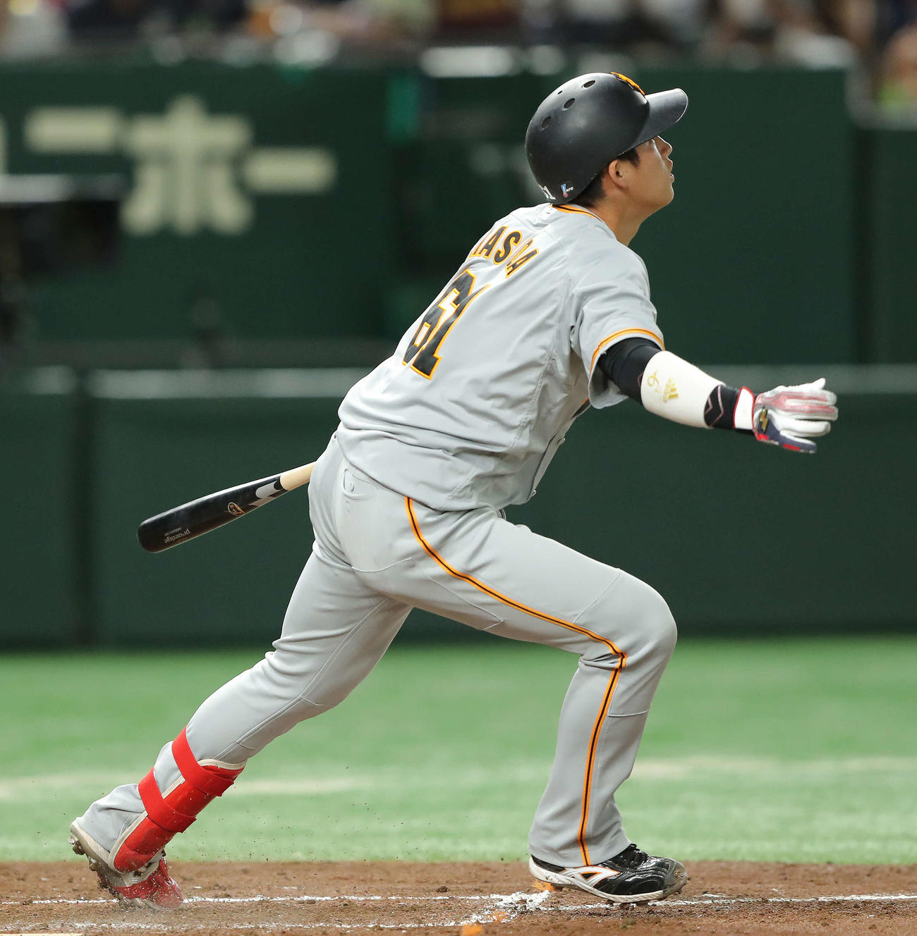 巨人対ヤクルト　5回裏巨人無死一塁、左越え2点本塁打を放つ増田陸（2022年7月7日撮影）