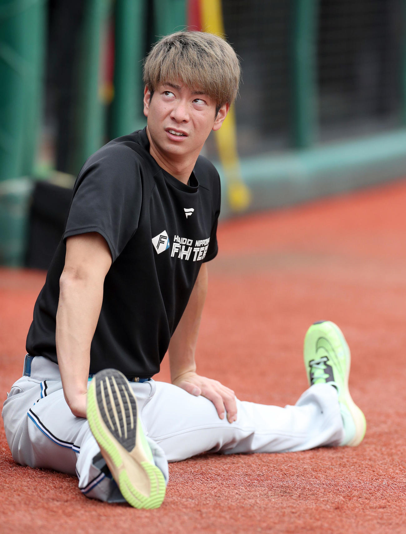 楽天対日本ハム　試合前、ストレッチをする松本剛（撮影・佐藤翔太）