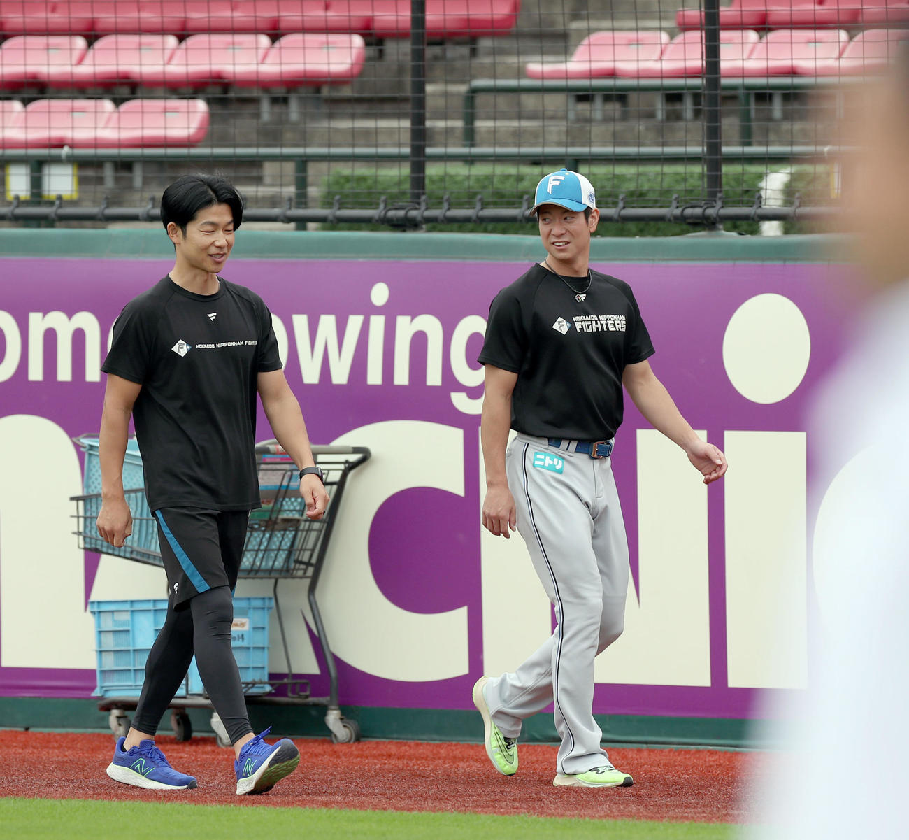 楽天対日本ハム　試合前、別メニューでウオーミングアップをする松本剛（右）（撮影・佐藤翔太）
