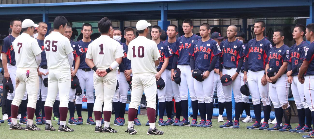 早大対高校日本代表　試合後、早大・中川ら先輩から激励のメッセージを送られた高校日本代表