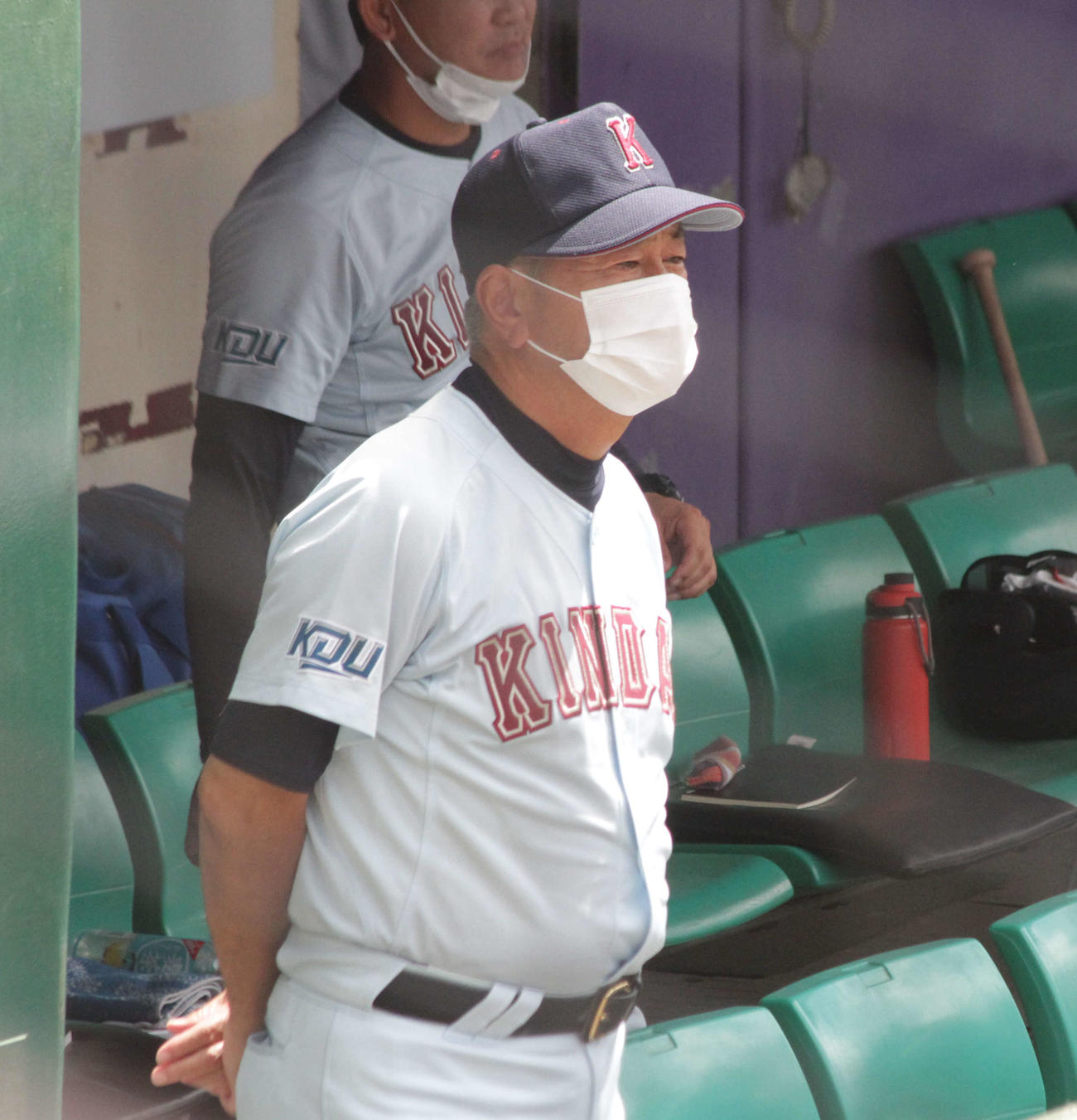 ベンチで戦況を見守る近大・田中秀昌監督