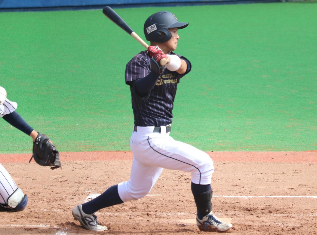 明学大対東海大　1回裏明学大1死一、二塁、右前へ先制適時打を放つ4番の山崎（撮影・阿部泰斉）
