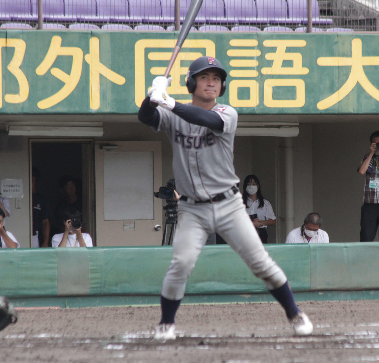 立命大の星子海勢捕手は打席で構える。大阪桐蔭の星子天真前主将の実兄。