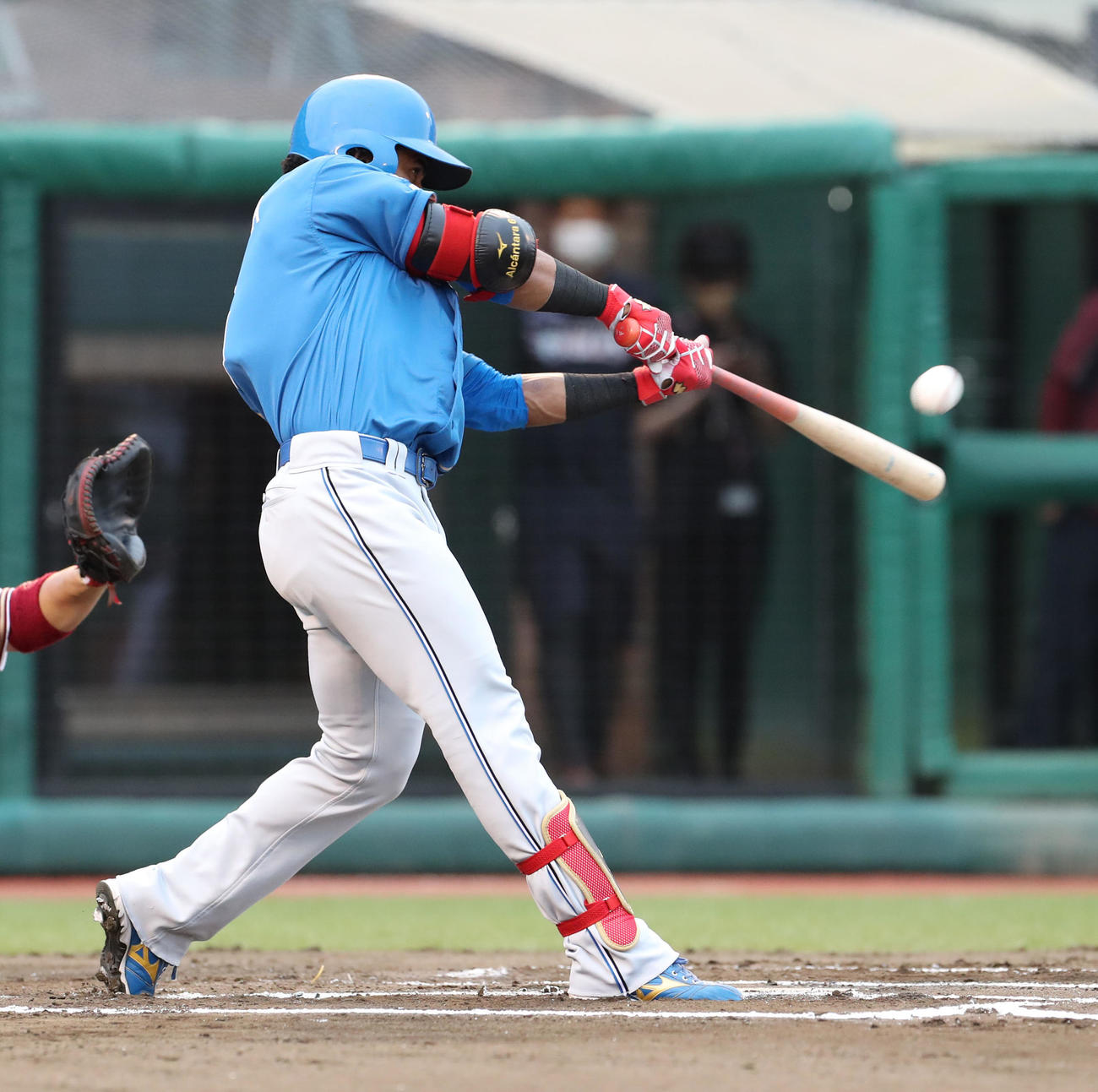 楽天対日本ハム　6回表日本ハム無死一塁、アルカンタラは右越え2点本塁打を放つ（撮影・佐藤翔太）
