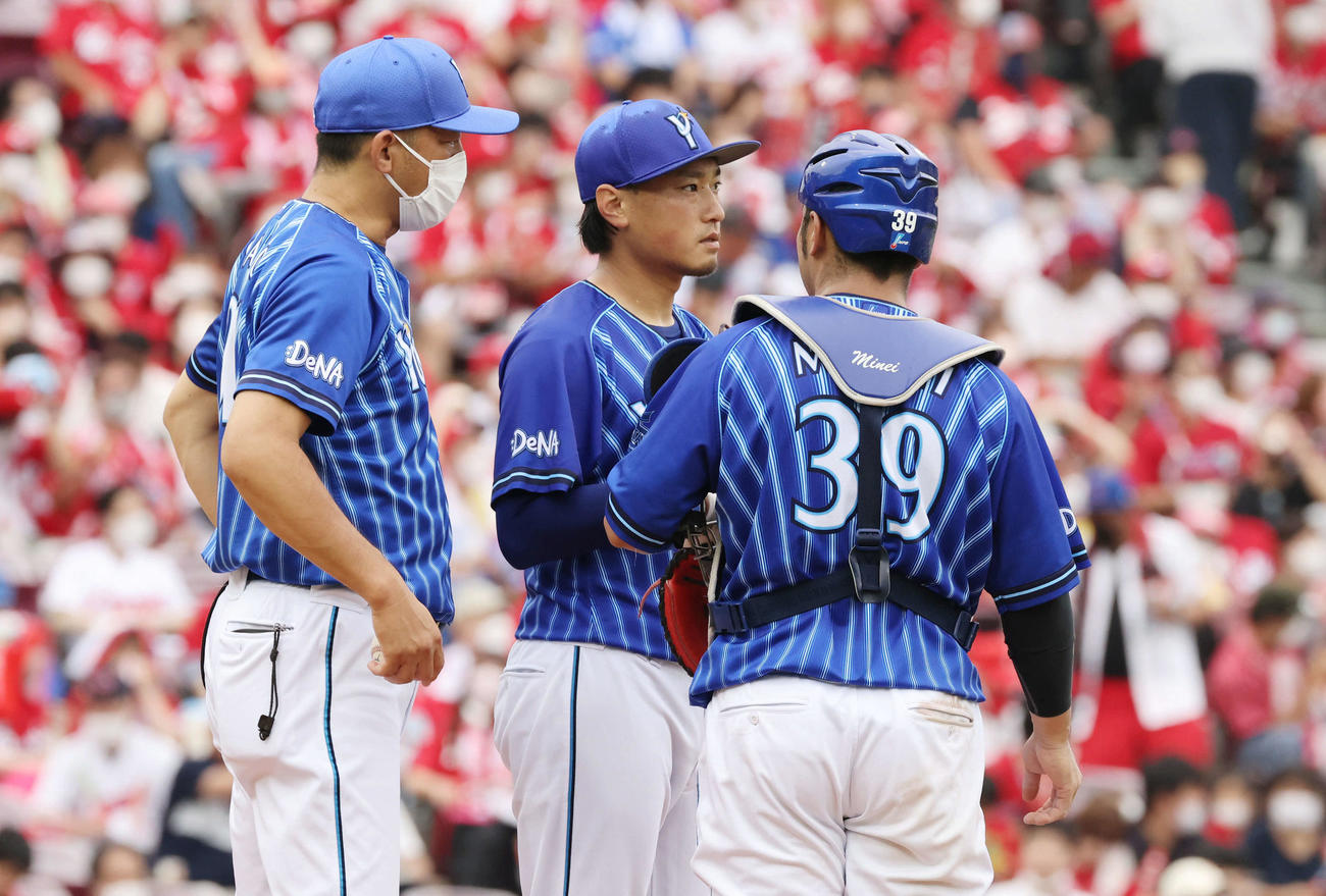 広島対DeNA 5回裏広島1死一、三塁、菊池涼の内野ゴロで、2対0とされた石田（中央）（撮影・加藤孝規）