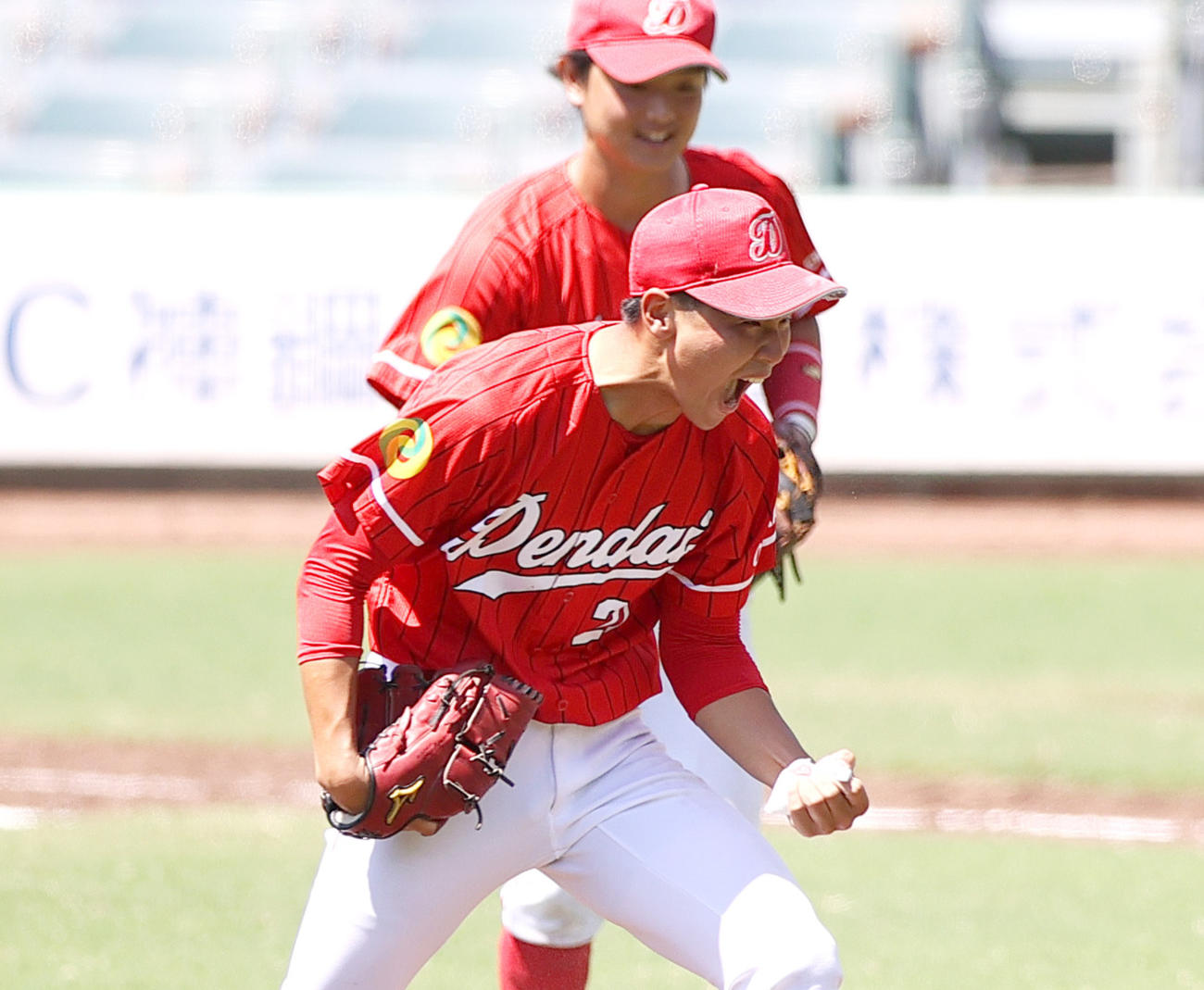 6回裏天理大1死一、二塁、江本は友杉を遊ゴロ併殺打に仕留め、雄たけびを上げる（撮影・上山淳一）