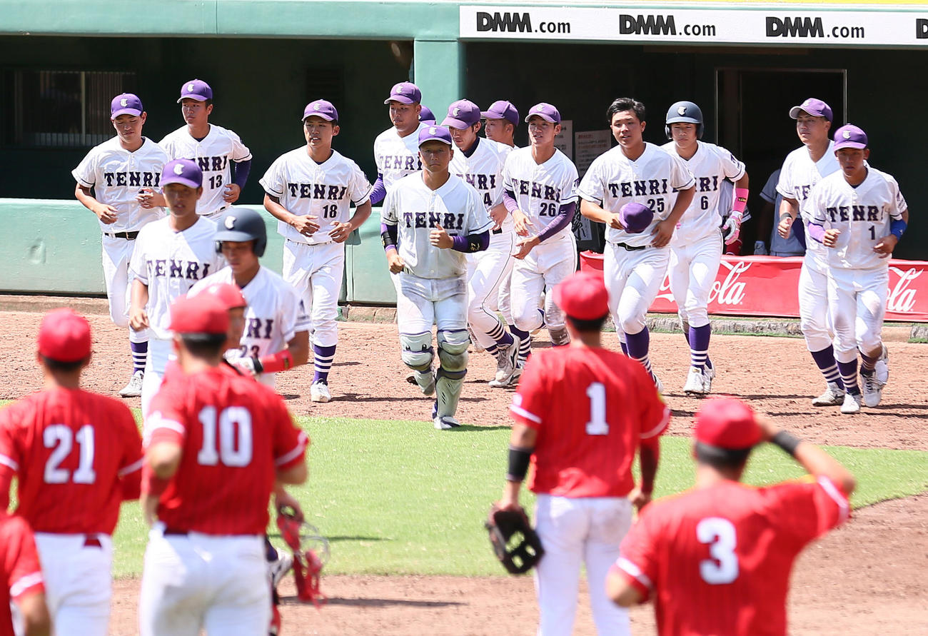 開幕戦を落とした天理大ナイン（撮影・上山淳一）