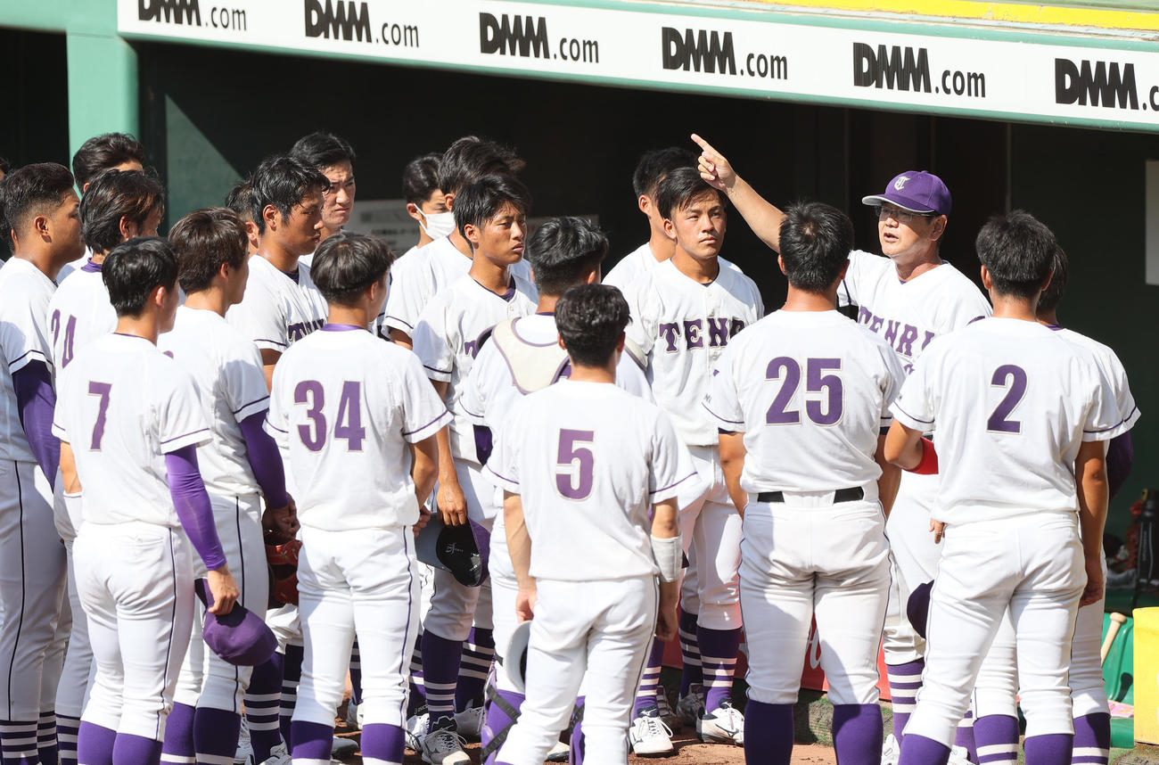 試合前、ナインに話す天理大の藤原監督（右から2人目）（撮影・上山淳一）