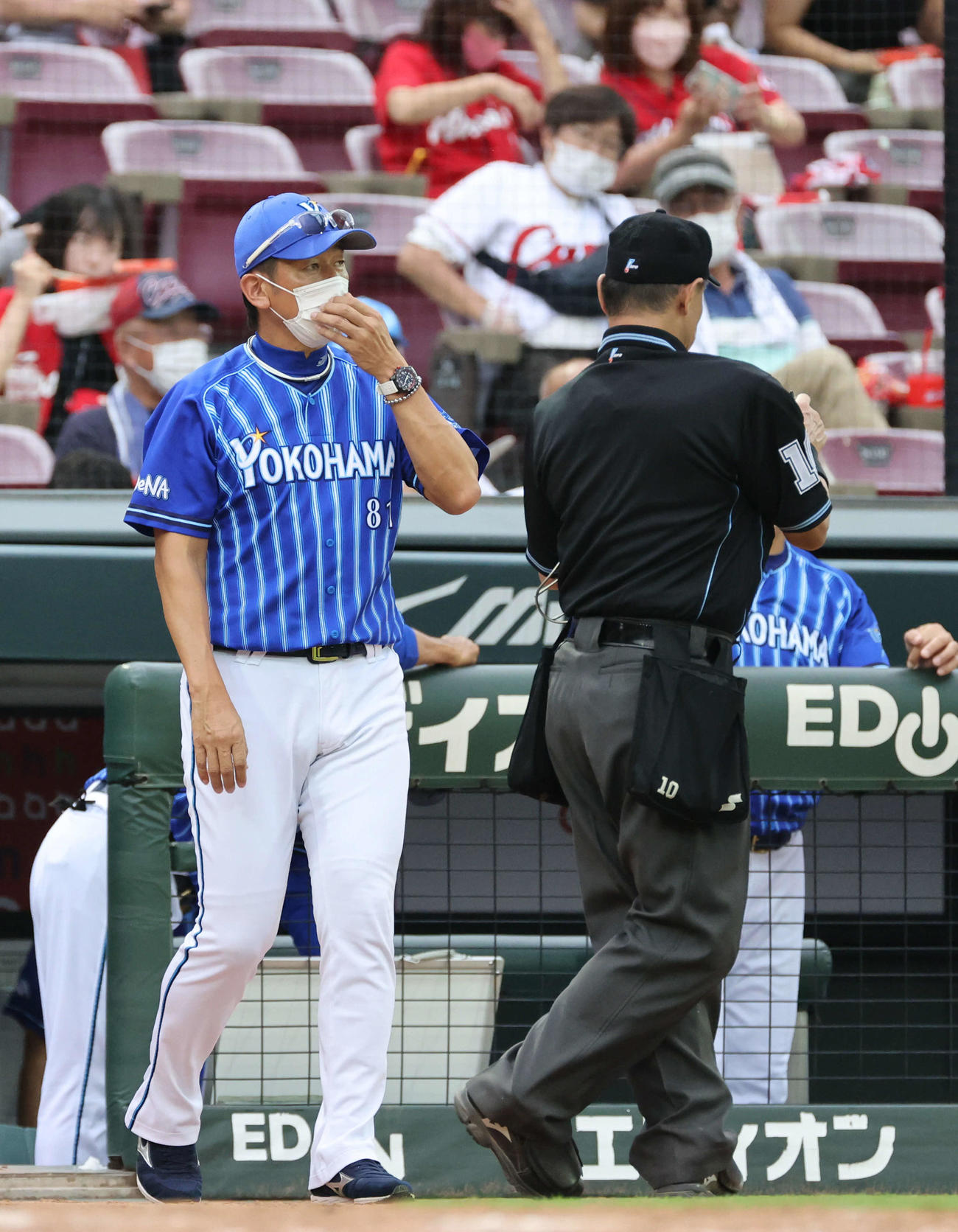 広島対DeNA 8回裏広島、交代を告げる三浦監督（撮影・加藤孝規）