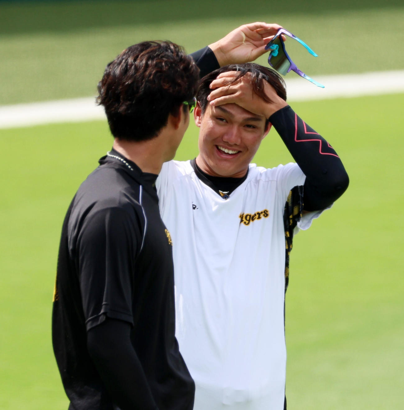 阪神対巨人　練習で藤浪（左）と談笑する西純（撮影・加藤哉）