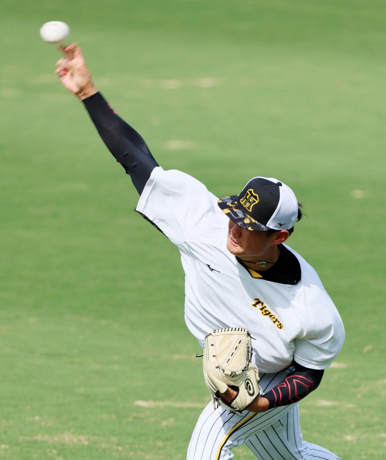 阪神対巨人　練習でキャッチボールする西純（撮影・加藤哉）