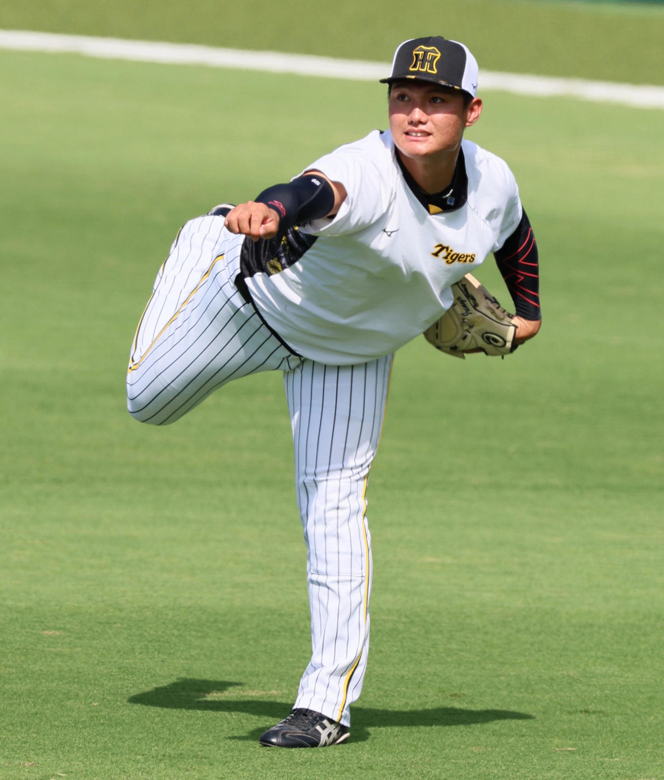 阪神対巨人　練習でキャッチボールする西純（撮影・加藤哉）