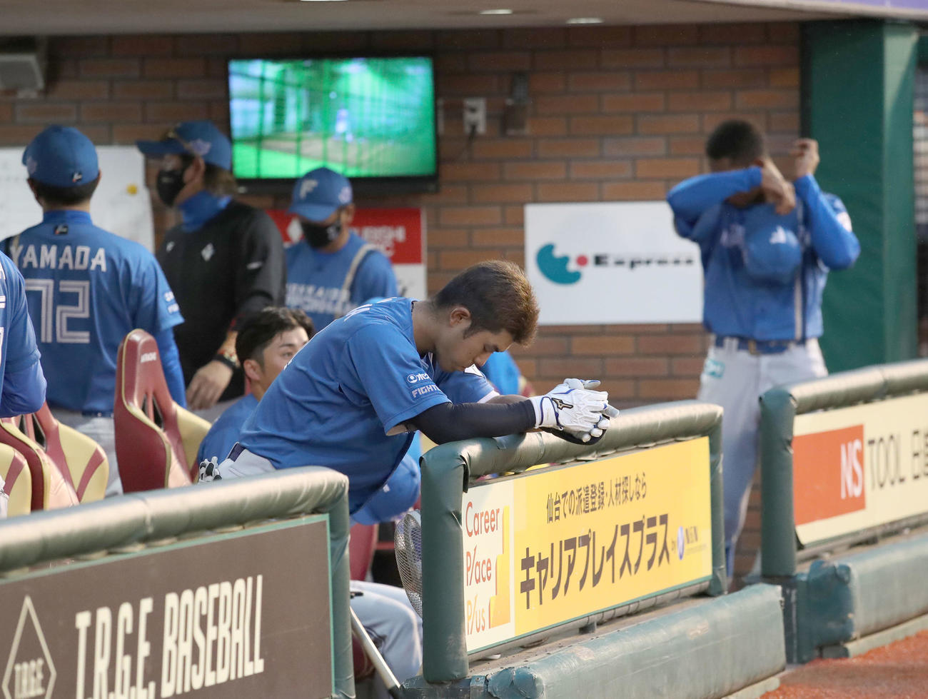 楽天対日本ハム　10回表日本ハム1死満塁、松本剛が三併殺に終わり、代打を送られた今川（中央）はベンチでうつむく（撮影・佐藤翔太）