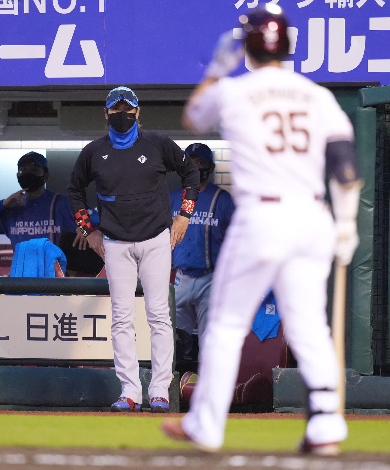 楽天対日本ハム　10回裏楽天2死一、三塁、島内（手前）を申告敬遠で歩かせる新庄監督（撮影・鈴木みどり）