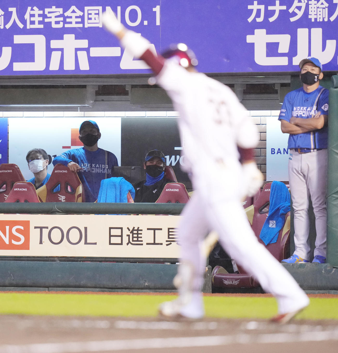 楽天対日本ハム　10回裏2死満塁、銀次に押し出し四球を与えサヨナラ負けし、ぼうぜんとする新庄監督（中央）（撮影・鈴木みどり）