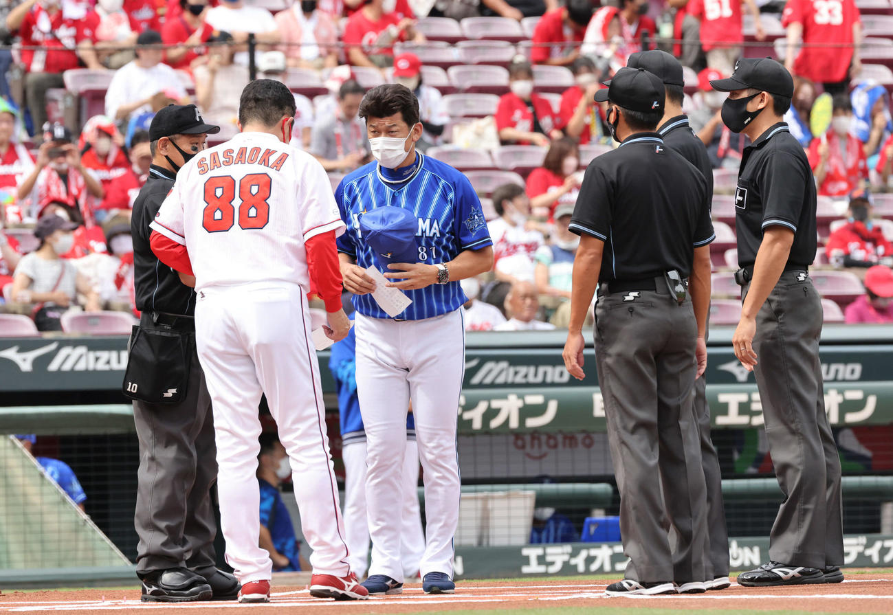 広島対DeNA　メンバー表の交換をする佐々岡監督と三浦監督（撮影・加藤孝規）