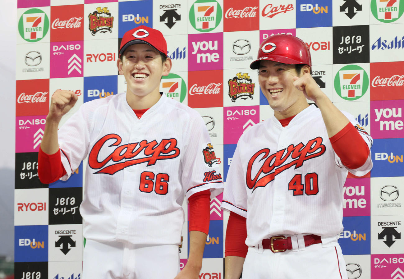 広島対DeNA　お立ち台でポーズを決める遠藤（左）と磯村（撮影・加藤孝規）