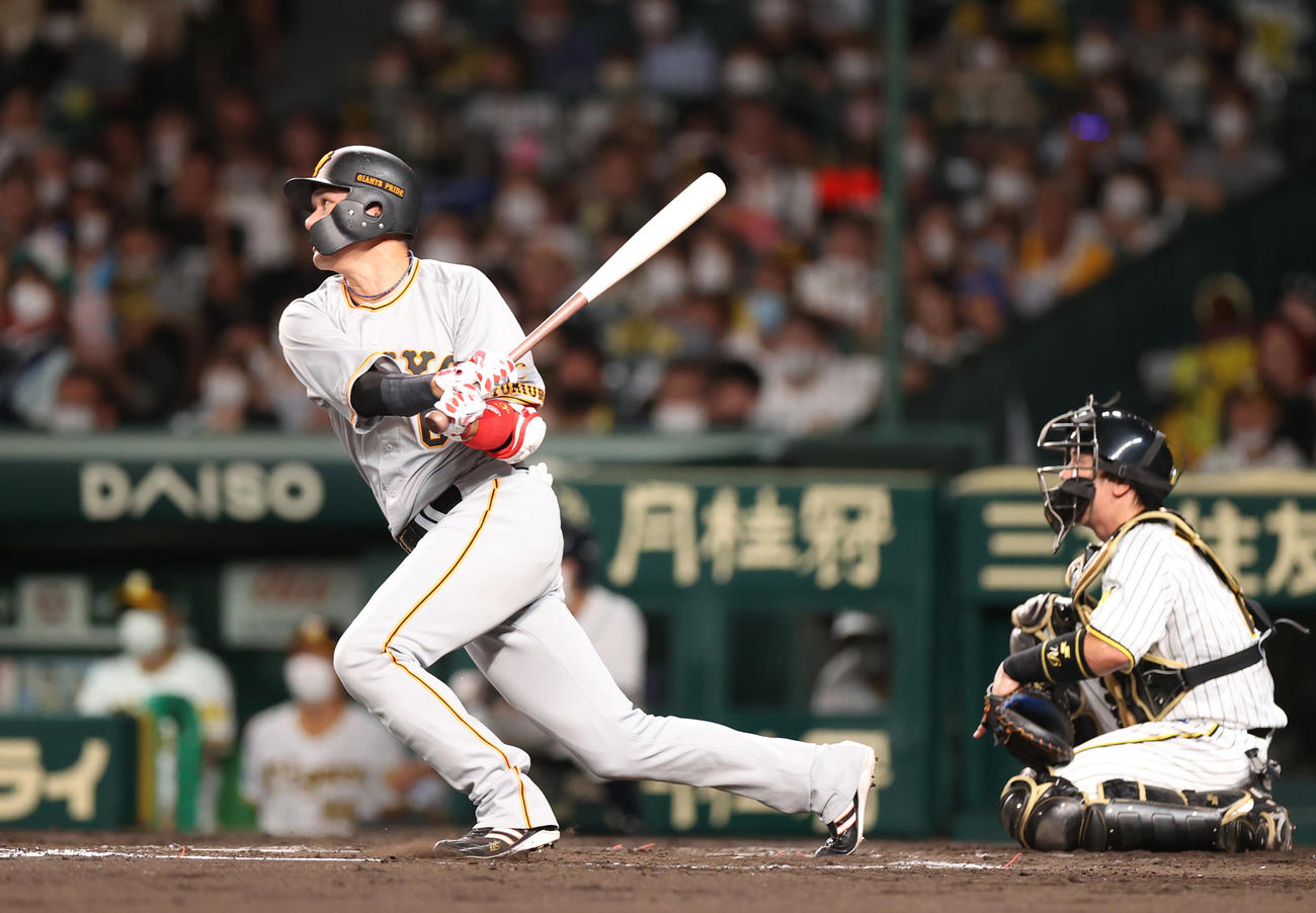 阪神対巨人　3回表巨人2死二塁、先制適時打を放つ坂本（撮影・狩俣裕三）