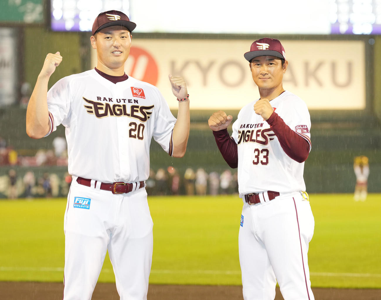 楽天対日本ハム　ヒーローインタビュー後笑顔でガッツポーズする楽天銀次（右）と安楽（撮影・鈴木みどり）