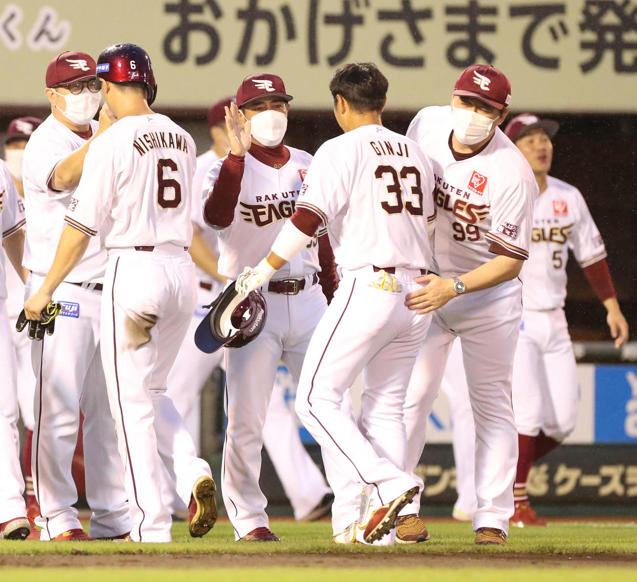 楽天対日本ハム　10回裏楽天2死満塁、サヨナラ押し出し四球を選んだ銀次を出迎える石井GM兼監督（右）（撮影・佐藤翔太）