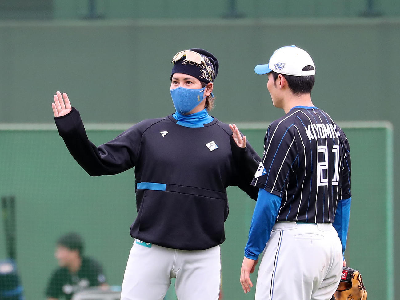 1日、練習中に清宮幸太郎（右）と話す新庄監督
