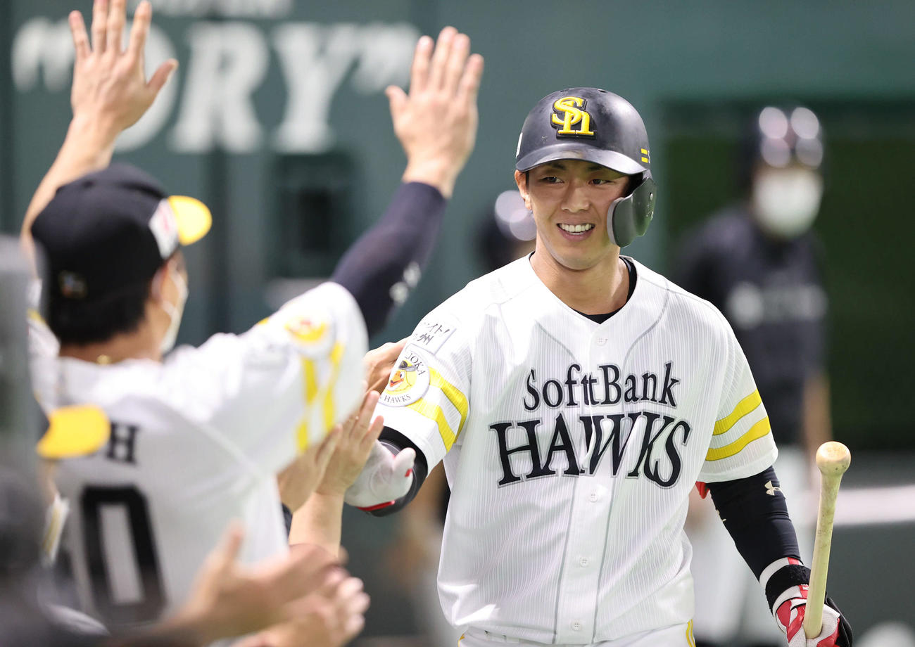 ソフトバンク対西武　2回裏ソフトバンク無死、今宮は左越えに同点本塁打を放ち、ナインとハイタッチ（撮影・梅根麻紀）
