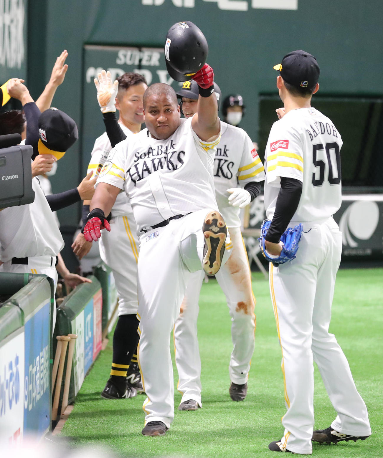 ソフトバンク対西武　3回裏ソフトバンク2死一塁、デスパイネは勝ち越し2点本塁打を放ちポーズを決める（撮影・梅根麻紀）