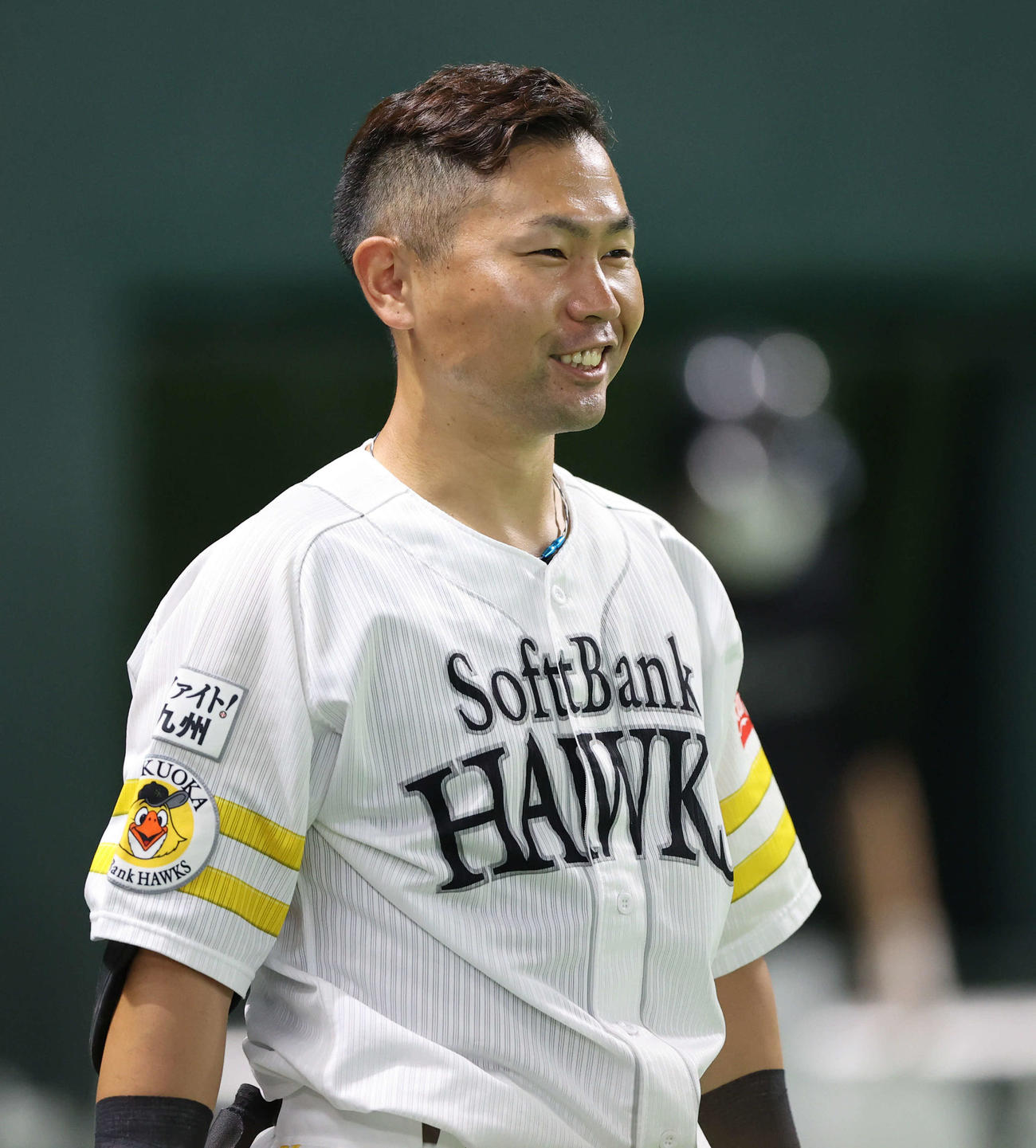 ソフトバンク対西武　4回裏ソフトバンク2死二塁、甲斐の適時打に笑顔を見せる中村晃（撮影・梅根麻紀）