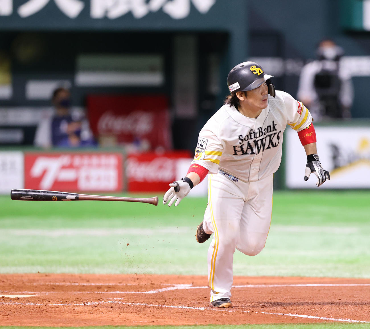 ソフトバンク対西武　4回裏ソフトバンク2死二塁、甲斐は右前適時打を放つ（撮影・梅根麻紀）