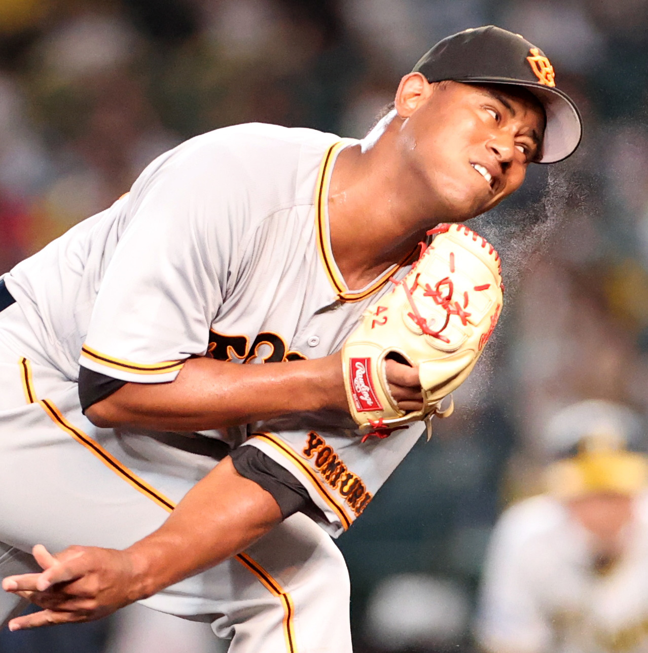 阪神対巨人　2回裏、汗を飛ばしながら力投する巨人先発メルセデス（撮影・狩俣裕三）