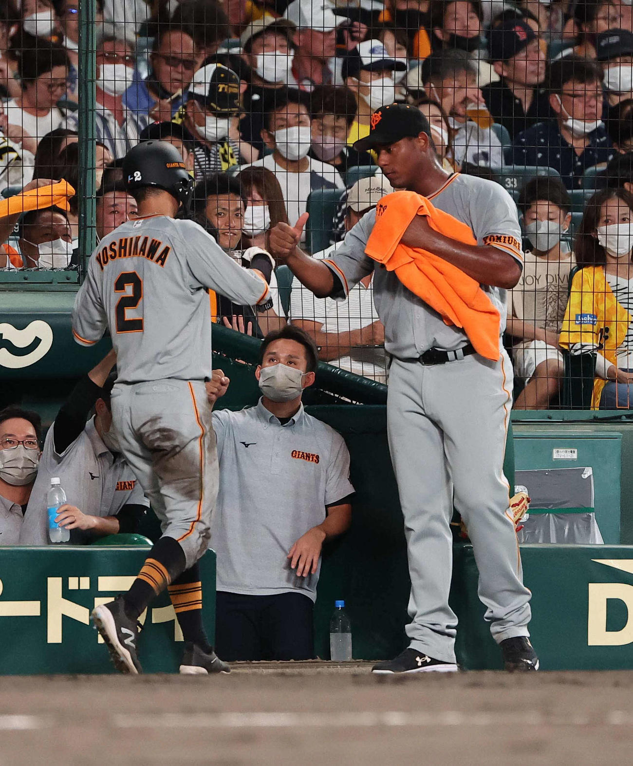 阪神対巨人　3回表巨人2死二塁、メルセデス（右）は坂本の適時打で生還した吉川を出迎える（撮影・上田博志）