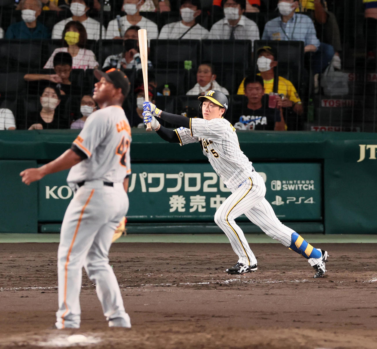 阪神対巨人　4回裏阪神1死、近本は右越えソロ本塁打を放つ。投手はメルセデス（撮影・加藤哉）