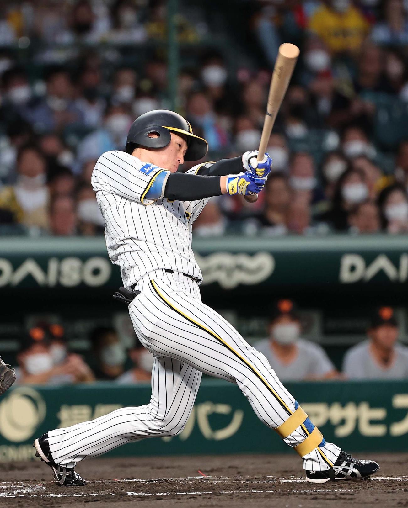 阪神対巨人　1回裏阪神2死、近本は右前打を放つ（撮影・上田博志）