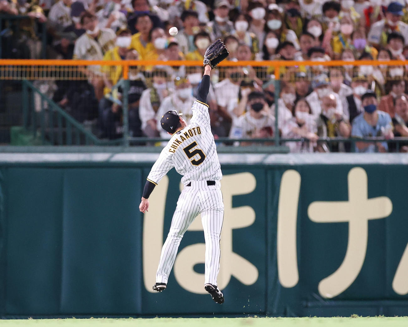 阪神対巨人　5回表巨人無死、吉川の打球の判断を誤り、後ろにそらしてしまい三塁打を許す近本（撮影・狩俣裕三）