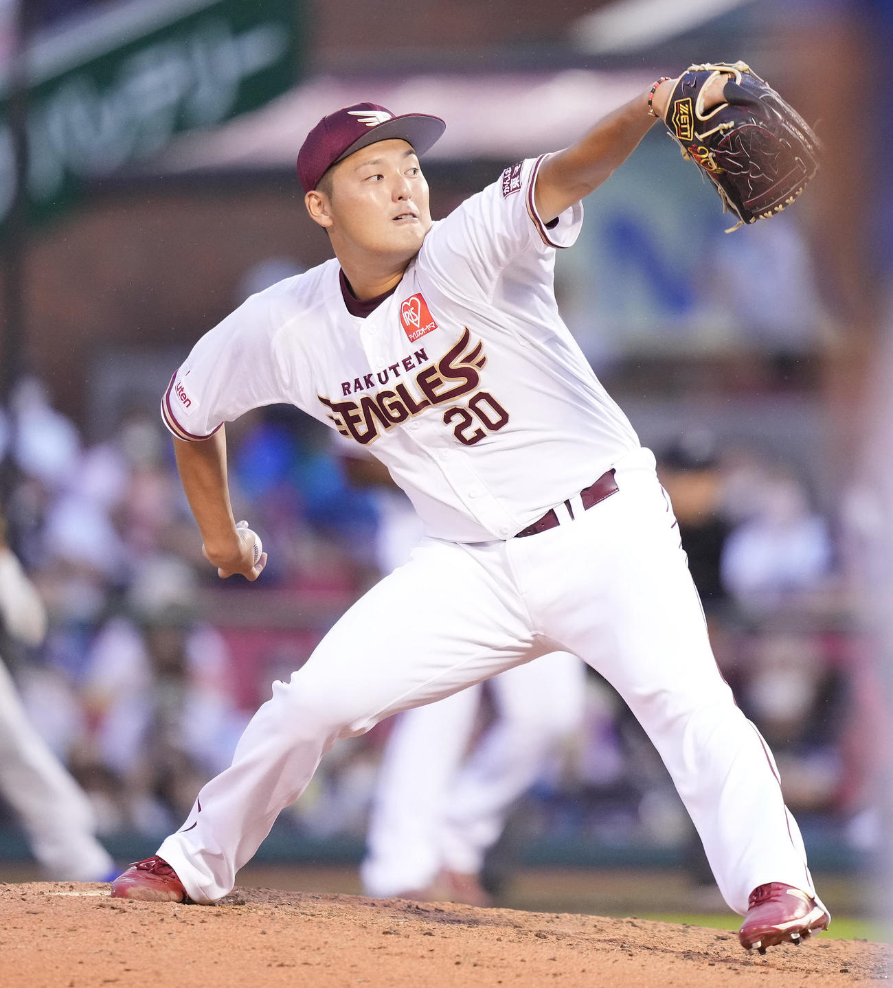 楽天対日本ハム　10回表途中から7番手で登板した楽天安楽（撮影・鈴木みどり）