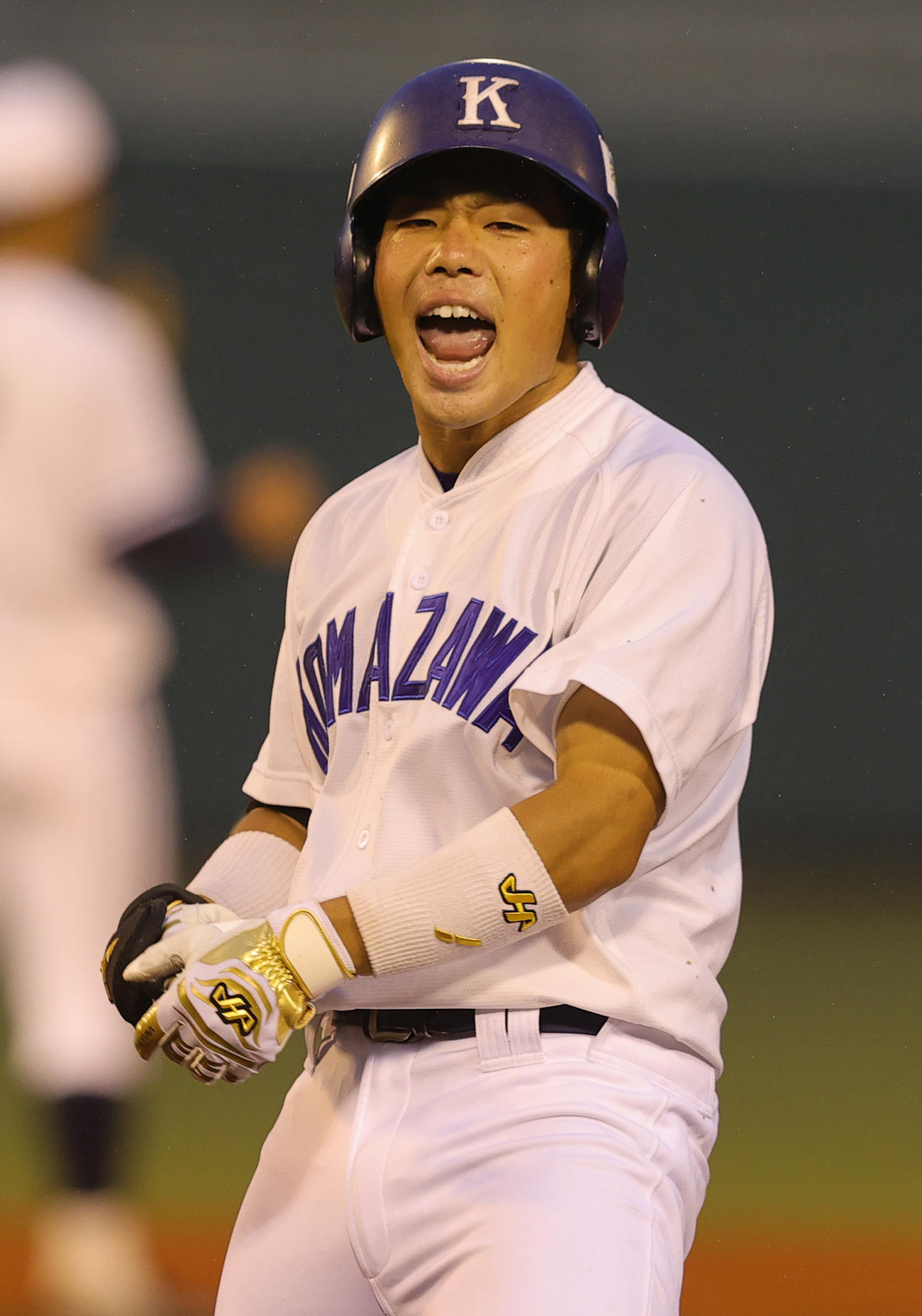 駒大対中大　1回表駒大1死、中前打を放ち喜ぶ与倉（撮影・野上伸悟）