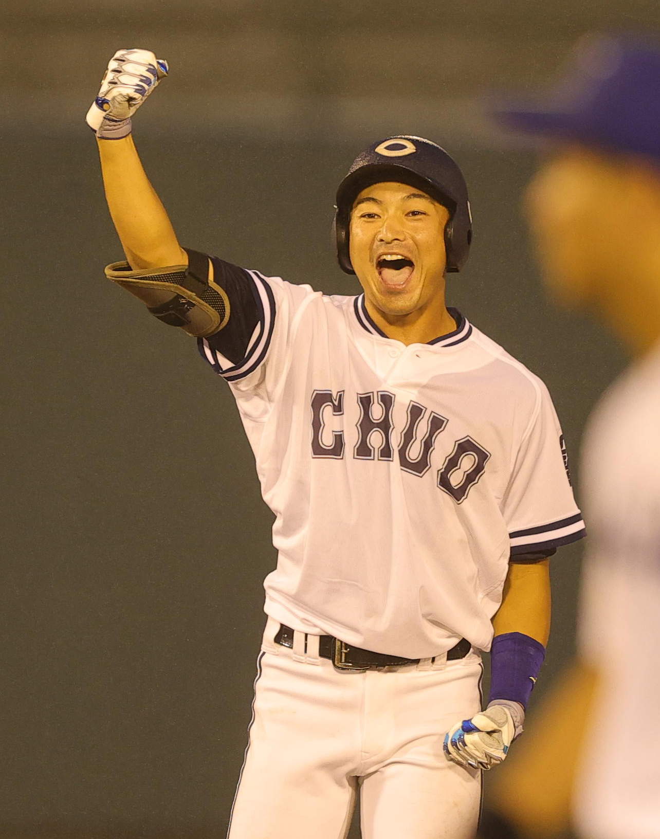 駒大対中大　2回裏中大1死二塁、右中間に先制適時二塁打を放ち喜ぶ桜井（撮影・野上伸悟）