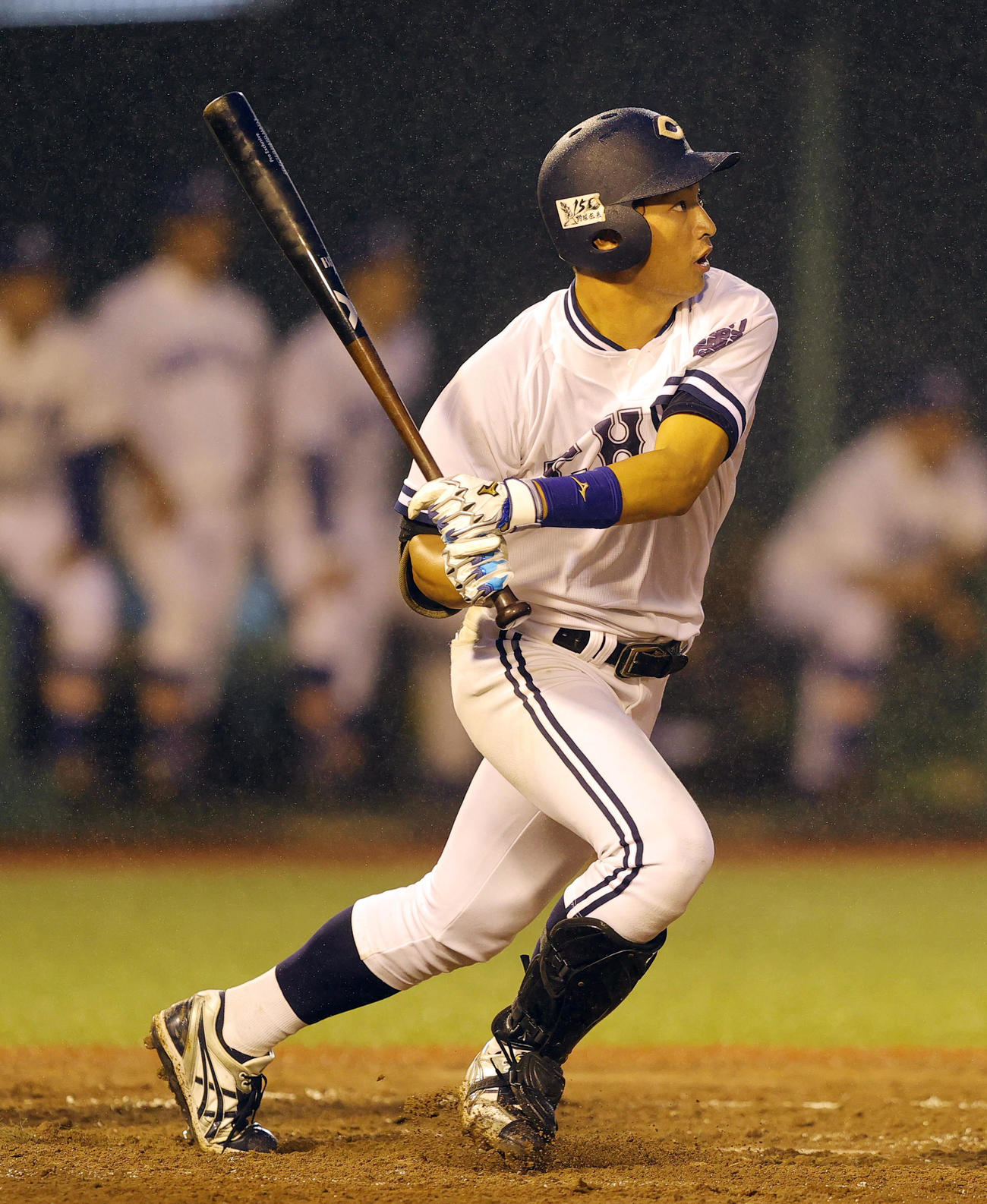 駒大対中大　2回裏中大1死二塁、右中間に先制適時二塁打を放つ桜井（撮影・野上伸悟）
